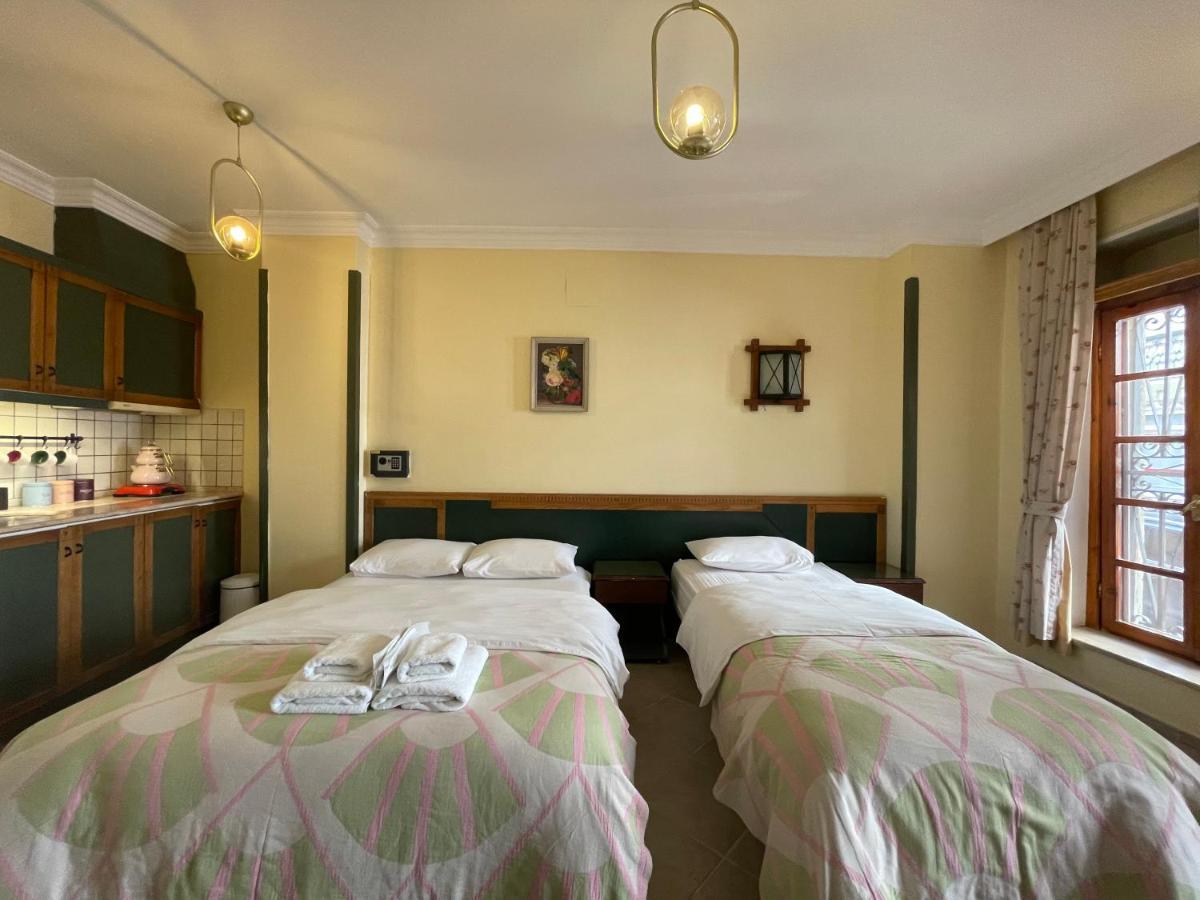 Amphora Rooms Foça Bagian luar foto